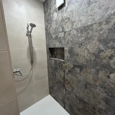 Neues Landappartement - Mit Eigener Terrasse Apartman *